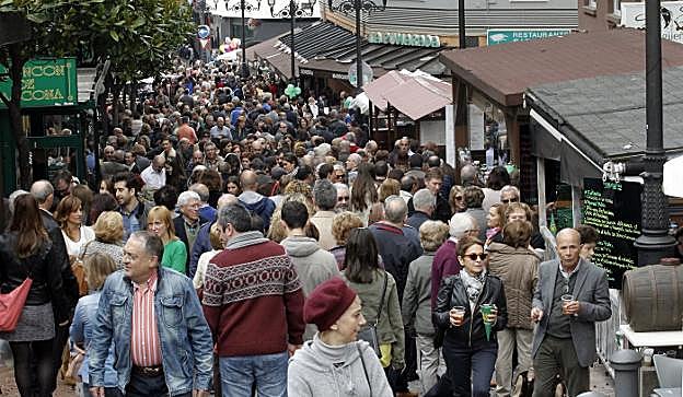 Imagen de una fiesta del amagüestu de la calle Gascona, cuyas terrazas de tipo B quiere homogeneizar el Ayuntamiento. 