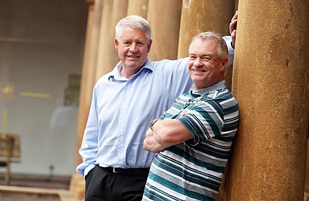 Steve Tew y Grant Fox, ayer, en Oviedo. 