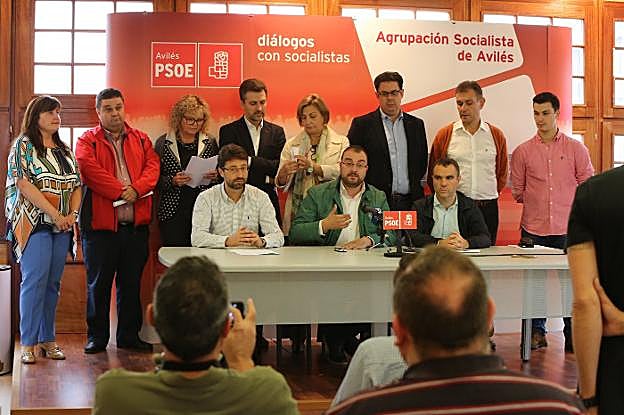 Barbón, con los alcaldes y portavoces municipales de Carreño, Castrillón, Navia, Gijón, Avilés, Gozón, Corvera y los responsables de Política Municipal y Economía, ayer, en Avilés. 