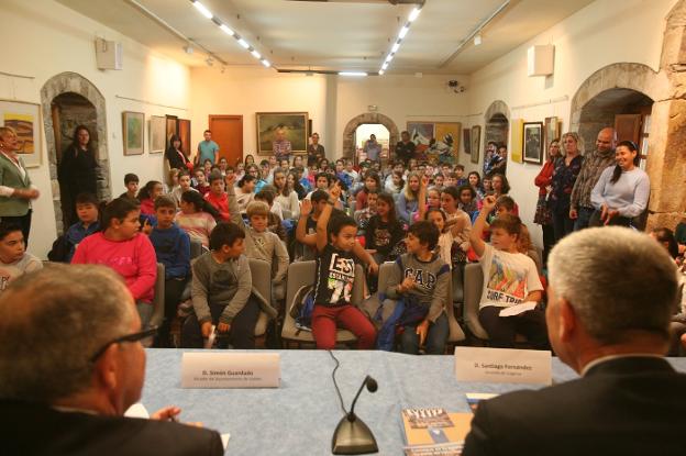 Los alumnos, en la presentación de la campaña. :: D. S. F.