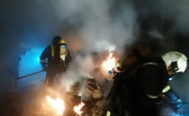 Extinguido un incendio en una nave agrícola en Villaviciosa 