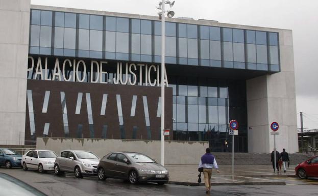 El acusado de tráfico de drogas en Gijón delatado por su hijo pide la anulación del proceso 