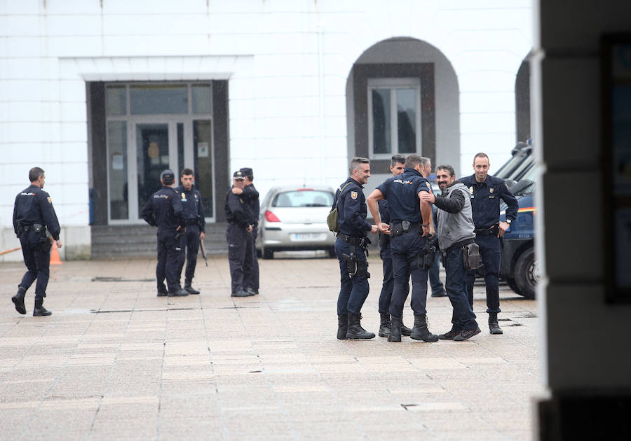 Reciben con aplausos a los policías de Oviedo desplazados a Cataluña