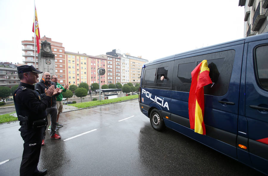 Reciben con aplausos a los policías de Oviedo desplazados a Cataluña