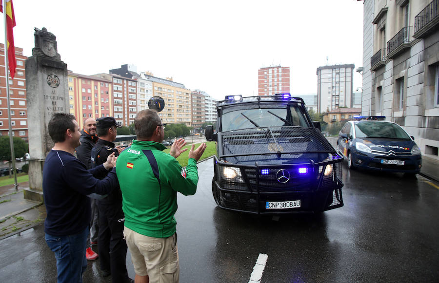 Reciben con aplausos a los policías de Oviedo desplazados a Cataluña