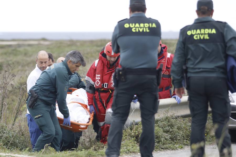 La Guardia Civil ha retomado este jueves la búsqueda del conocido hostelero Chano Castañón en la playa de As Illas, en Ribadeo, zona donde desapareció ayer mientras pescaba