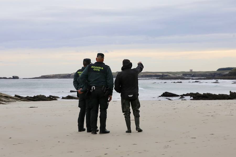 La Guardia Civil ha retomado este jueves la búsqueda del conocido hostelero Chano Castañón en la playa de As Illas, en Ribadeo, zona donde desapareció ayer mientras pescaba