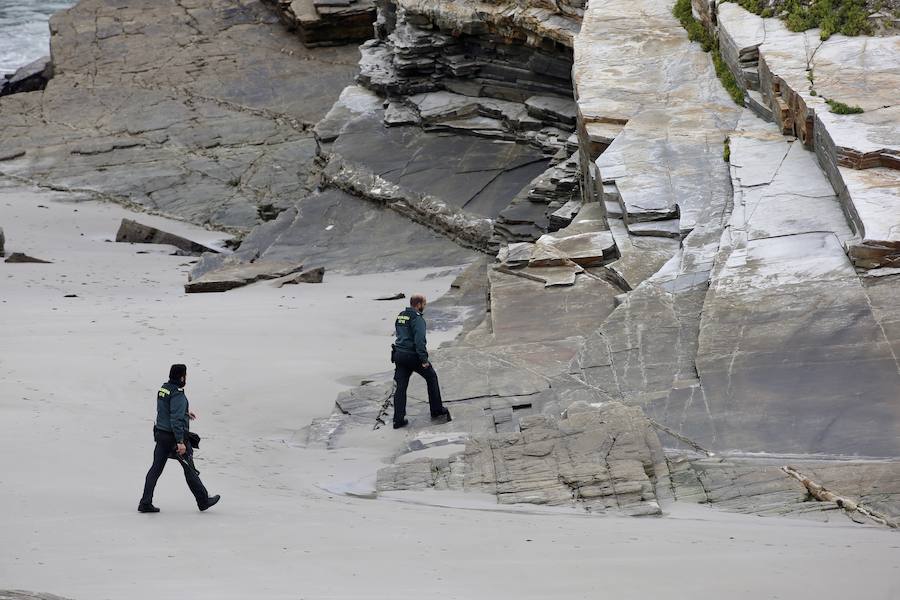 La Guardia Civil ha retomado este jueves la búsqueda del conocido hostelero Chano Castañón en la playa de As Illas, en Ribadeo, zona donde desapareció ayer mientras pescaba