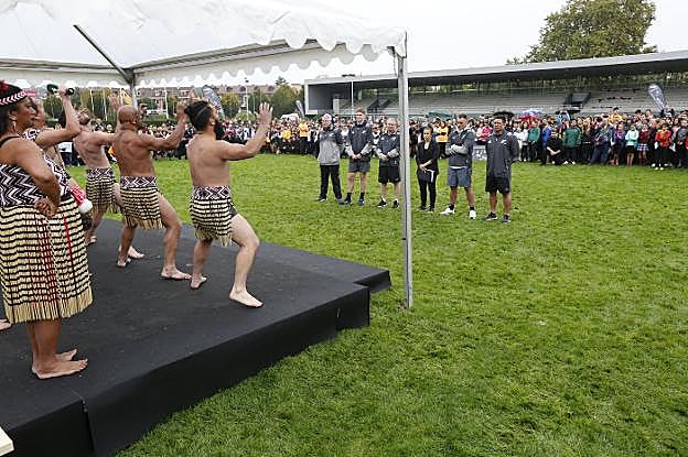 Un grupo de maoríes interpretó la 'haka' frente a la representación de los 'All Blacks' desplazada ayer a Gijón para el encuentro con los alumnos asturianos. 