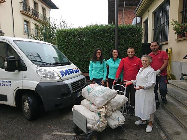 Dos vecinas de Moal entregan las patatas. :: E. C.