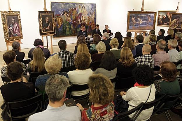 Los cuadros que se pusieron a dialogar con los óleos de la colección de la institución neoyorquina rodearon a los tres ponentes en el Museo de Bellas Artes de Asturias. 