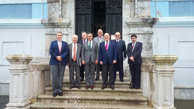 Hugo Camou, Francisco Rodríguez, Ángel peña, Vicente Domínguez, Carlos Casanueva, Antonio Suárez, José Antonio Fernández y Santiago González Romero en las escaleras de acceso al Archivo de Indianos, tras la sesión del Patronato extraordinario celebrado ayer. 