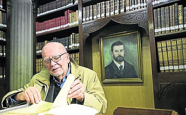 Adam Zagajewski ante el «bellísimo» manuscrito de 'La Regenta'.