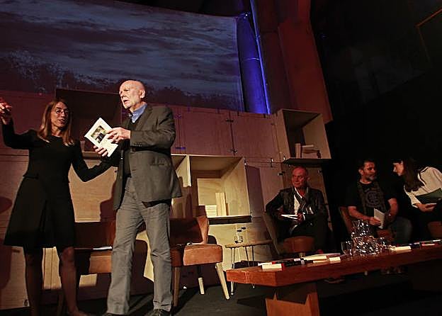 Adam Zagajewski, junto a los poetas Xuan Bello, Aurelio González Ovies y Teresa Soto, en el campus del Milán. 