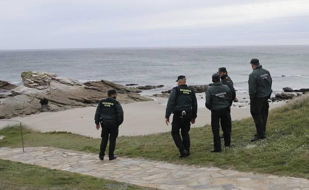 Imagen. Un grupo de guardias civiles desplazados al lugar de la desaparición.