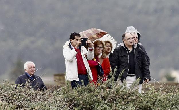 Galería. Un grupo de personas sigue el operativo de búsqueda.