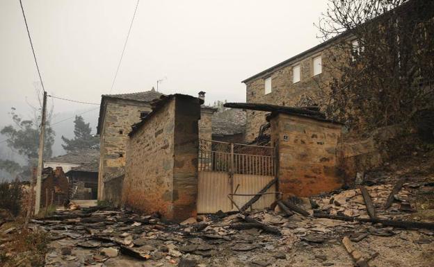 Estado en el que quedó una de las viviendas afectadas por el fuego en Pola de Allande. 