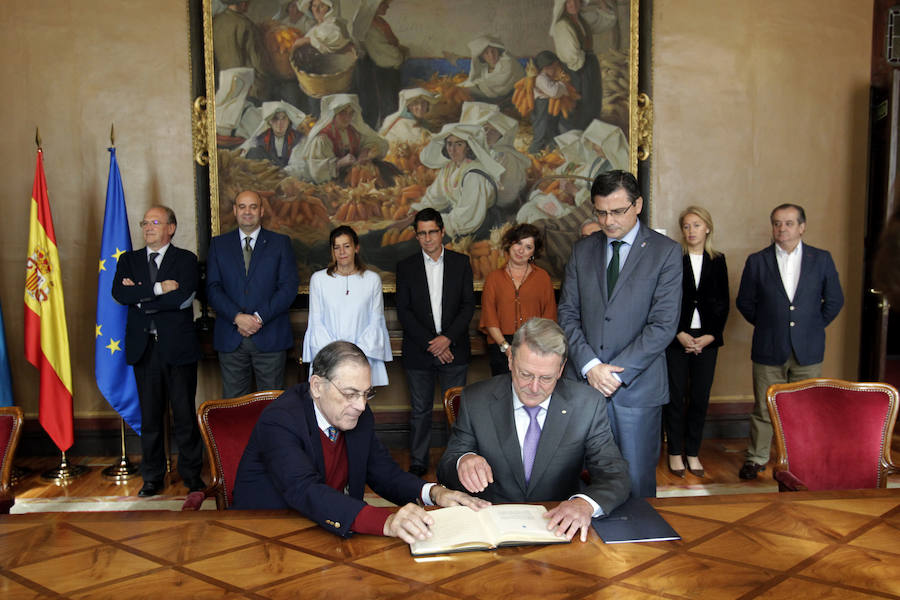 El presidente de la Hispanic Society of America recorre la sede del parlamento asturiano