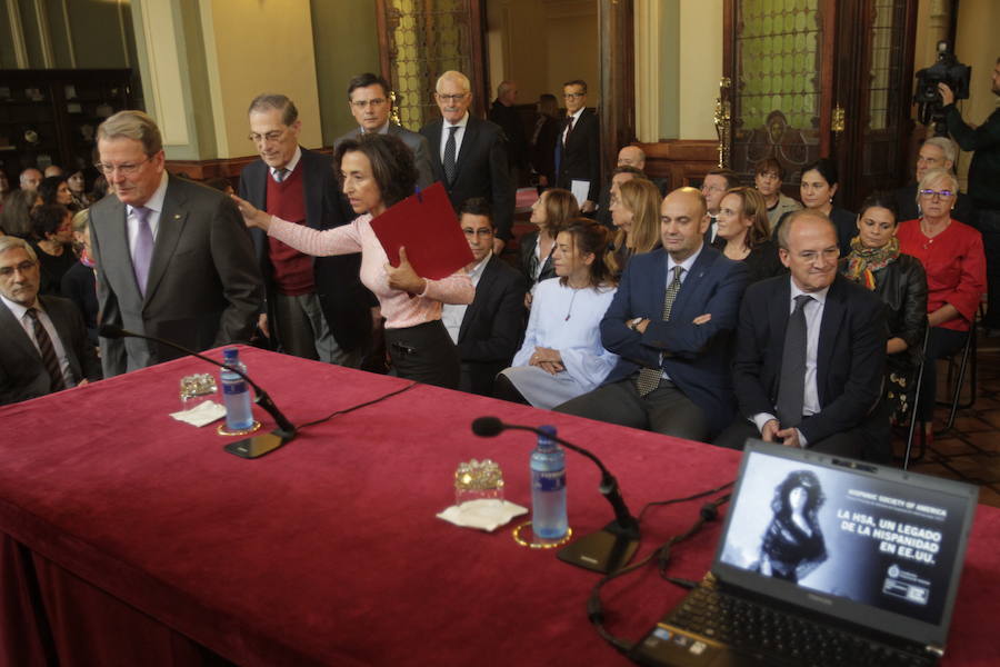 El presidente de la Hispanic Society of America recorre la sede del parlamento asturiano