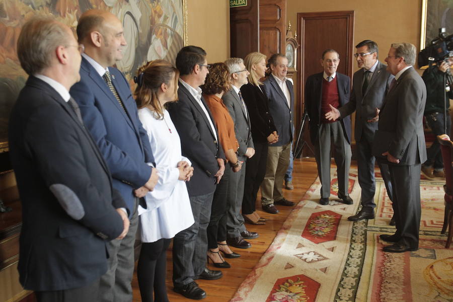 El presidente de la Hispanic Society of America recorre la sede del parlamento asturiano