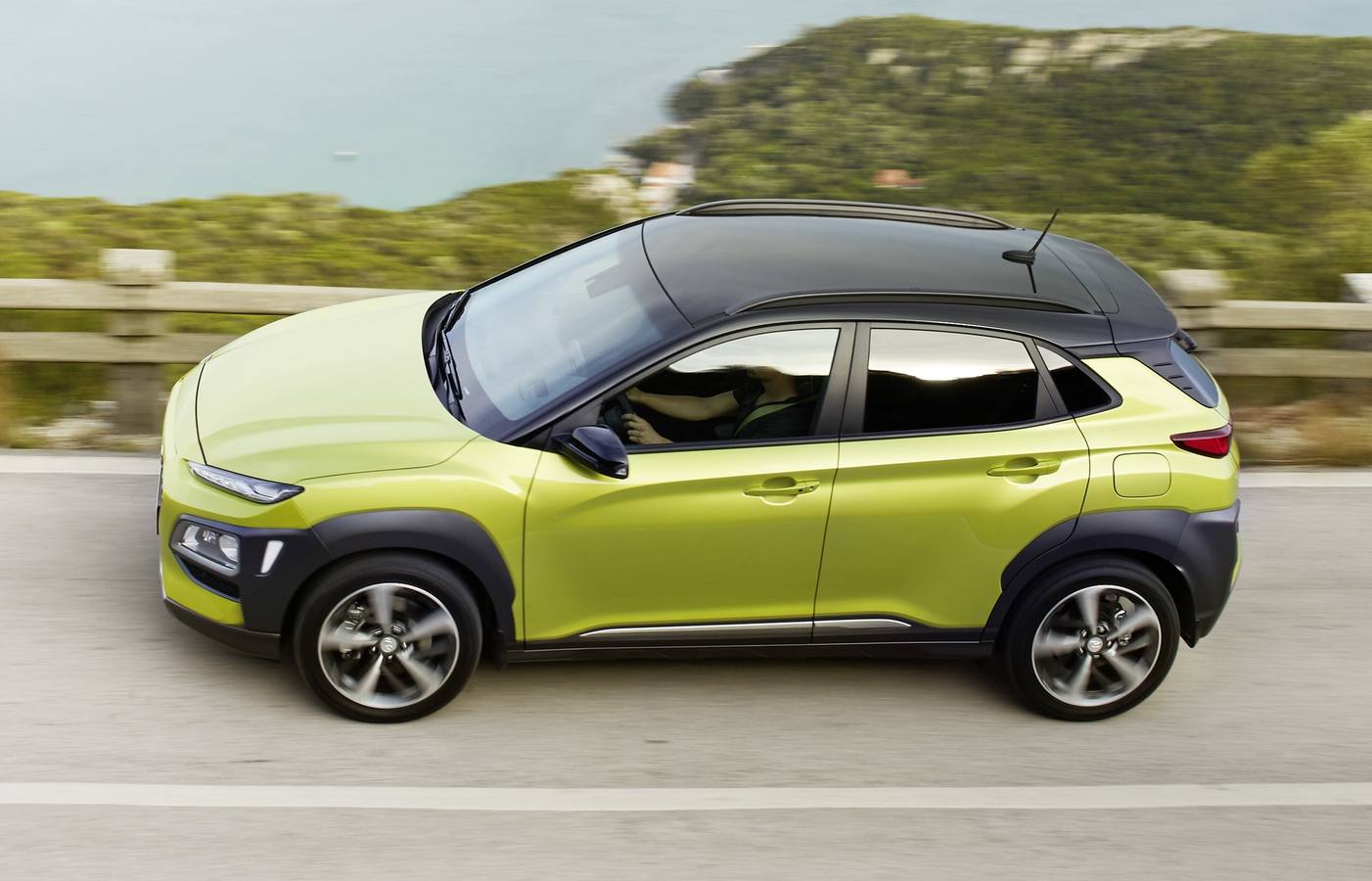 Hyundai amplía la gama con el Kona, un SUV compacto de poco más de 4,10 metros de longitud. A la venta desde 13.990 euros, se comercializa con tracción delantera y también total y cambio manual o automático. 