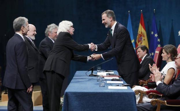 Les Lutiers reciber el galardón de manos del Rey. Foto: Efe