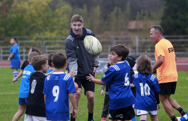 Jordie Barret entrena a uno de los grupos de chavales que disfrutaron en Oviedo con sus ídolos. 