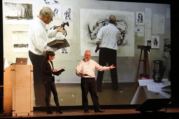 William Kentridge, en el escenario con Maricel Álvarez y en la pantalla por duplicado, muestra su proceso de creación. 