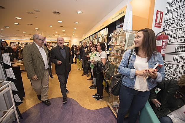 Alfredo Quirós acompaña a Adam Zagajewski, ante el público expectante. 