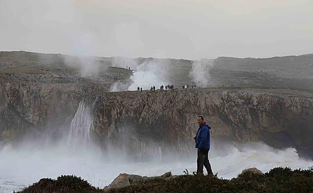 Buscan a un hombre desaparecido en la zona de los bufones de Pría