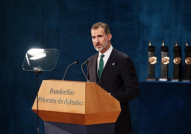 El Rey pronuncia su discurso ante los asistentes a la ceremonia. 