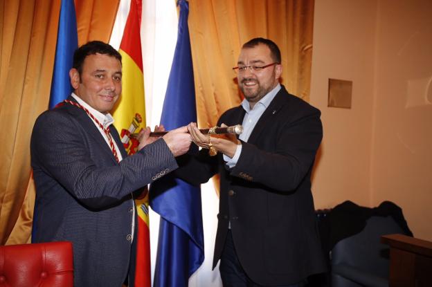 Julio García toma el bastón de mando del Ayuntamiento de Laviana de manos de Adrián Barbón. 