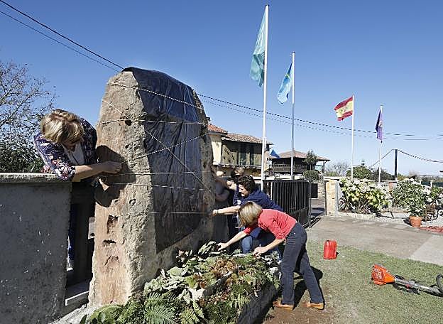 Onelia y Julia Cardín, Loli Riva y Marcela Lozano engalanan el monolito. 