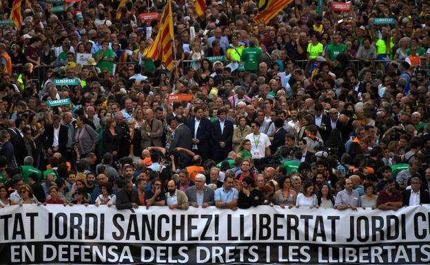 Manifestantes, con el Govern al frente, piden la excarcelación de Cuixart y Sànchez.