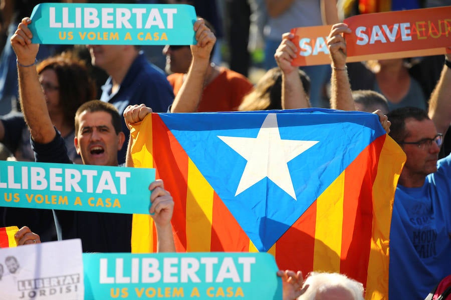 Miles de personas, con el Govern al frente, se manifiestan contra la aplicación del 155 y piden la liberación de los 'Jordis'.