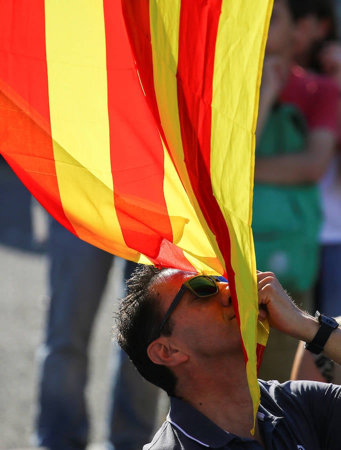 Miles de personas, con el Govern al frente, se manifiestan contra la aplicación del 155 y piden la liberación de los 'Jordis'.