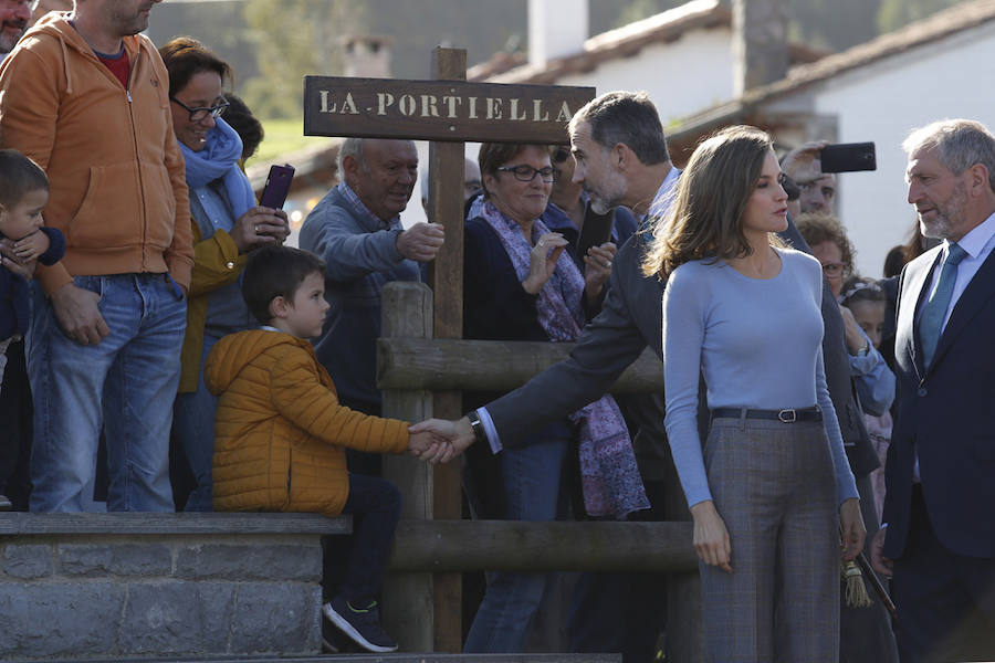 Los Reyes entregan a Poreñu el premio al Pueblo Ejemplar de Asturias 2017