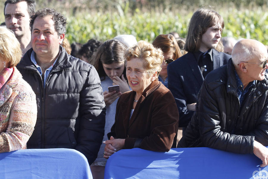 Los Reyes entregan a Poreñu el premio al Pueblo Ejemplar de Asturias 2017