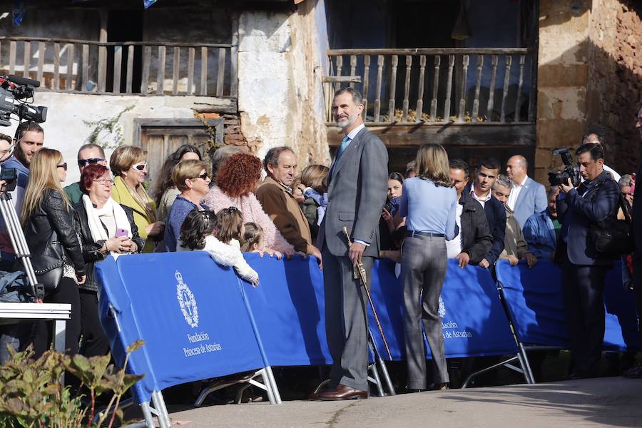 Los Reyes entregan a Poreñu el premio al Pueblo Ejemplar de Asturias 2017