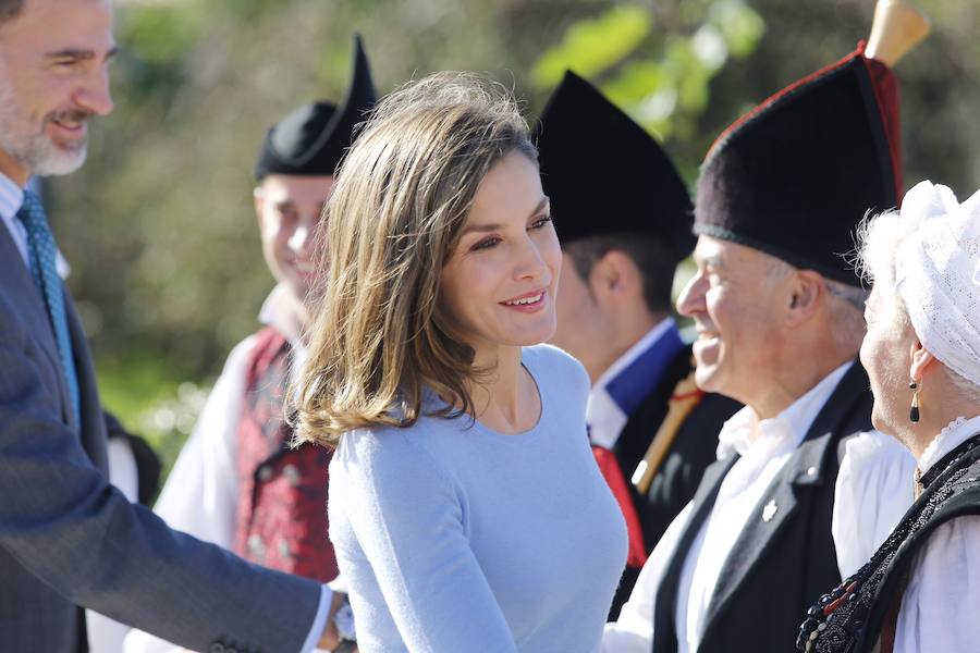 Los Reyes entregan a Poreñu el premio al Pueblo Ejemplar de Asturias 2017