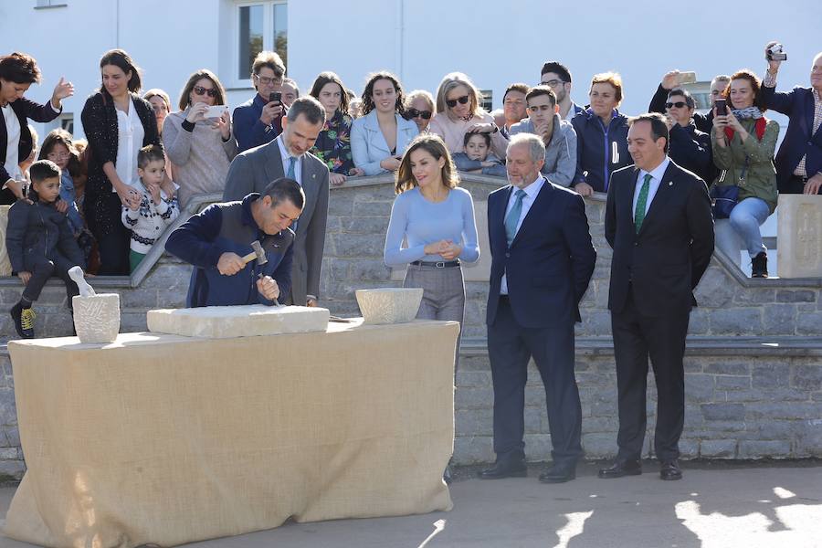 Los Reyes entregan a Poreñu el premio al Pueblo Ejemplar de Asturias 2017