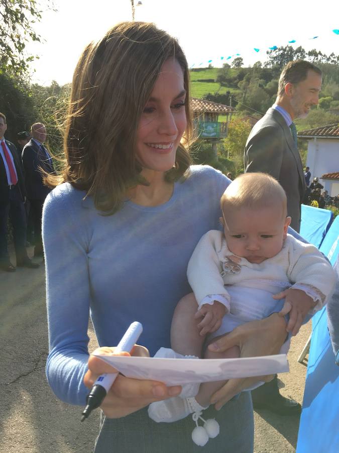 Se trata del hermano del pequeño Liam, el niño que ha seguido a los reyes desde 2013 a todas las entregas del Premio Princesa de Asturias al pueblo ejemplar 