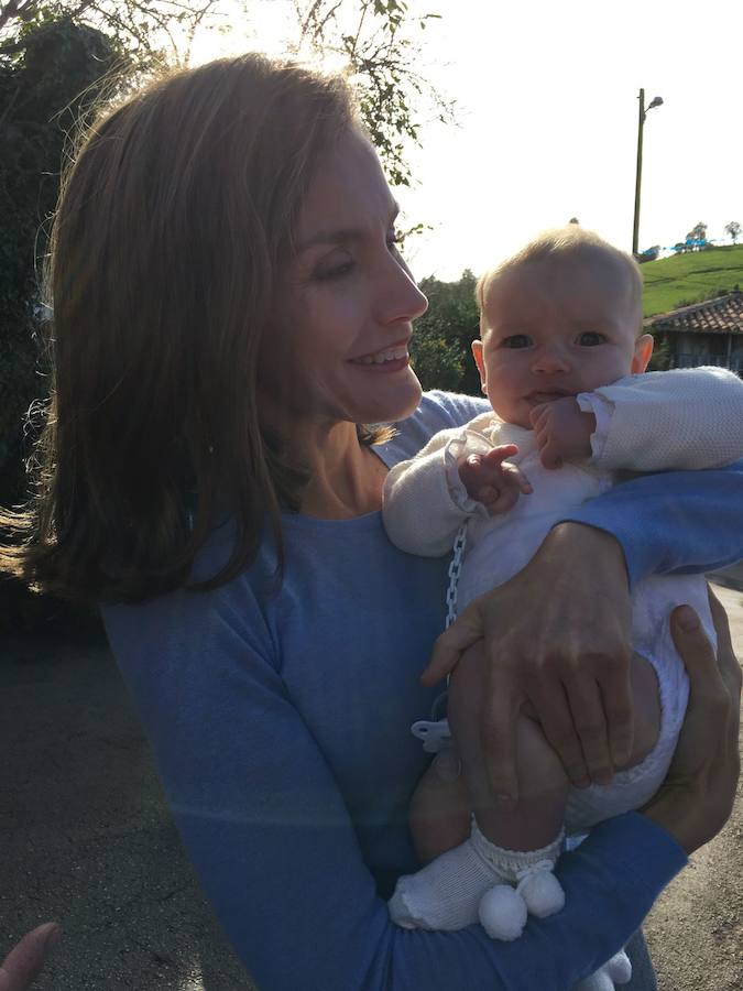 Se trata del hermano del pequeño Liam, el niño que ha seguido a los reyes desde 2013 a todas las entregas del Premio Princesa de Asturias al pueblo ejemplar 