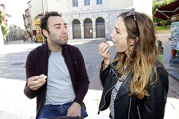 Una pareja degusta uno de los pinchos a concurso de Ribadesella. 
