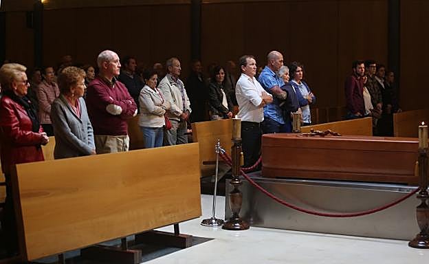 Familiares y amigos de Quintanal estuvieron presentes en su despedida en el tanatorio de Cabueñes. 