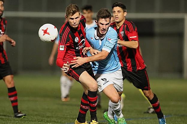 Una acción del partido entre el Arenas de Getxo y el Lealtad. 