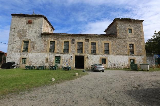 El Palacio de Trasona mantiene abierta únicamente la zona de bar de la planta inferior, el resto está cerrado por seguridad. 