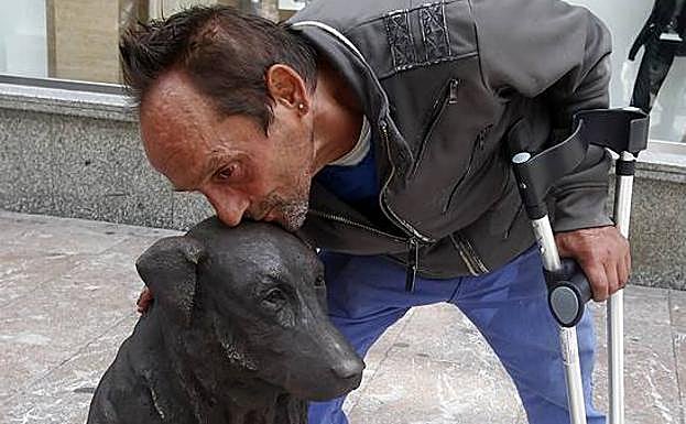 Manolín besa la estatua de Rufo en Oviedo