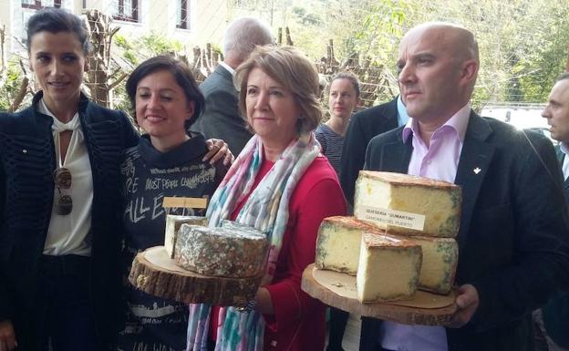 Celia Fernández, presidenta de Cruz Roja en Asturias, y Carlos Rubio, de la sidrería Carlos Tartiere. 