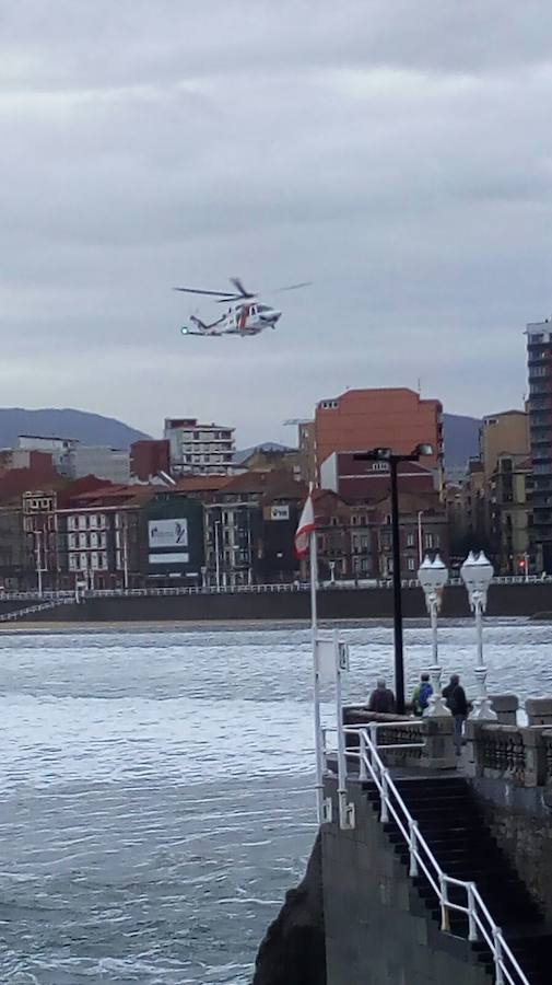 Rescatan a un hombre en la playa de San Lorenzo